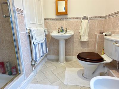 4-PIECE SHOWER ROOM EN-SUITE